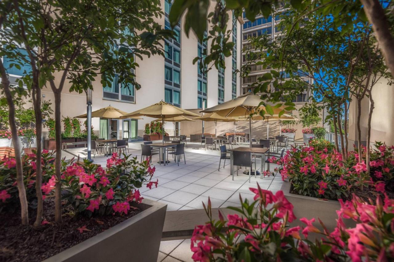 Отель Courtyard By Marriott Bethesda Chevy Chase Экстерьер фото