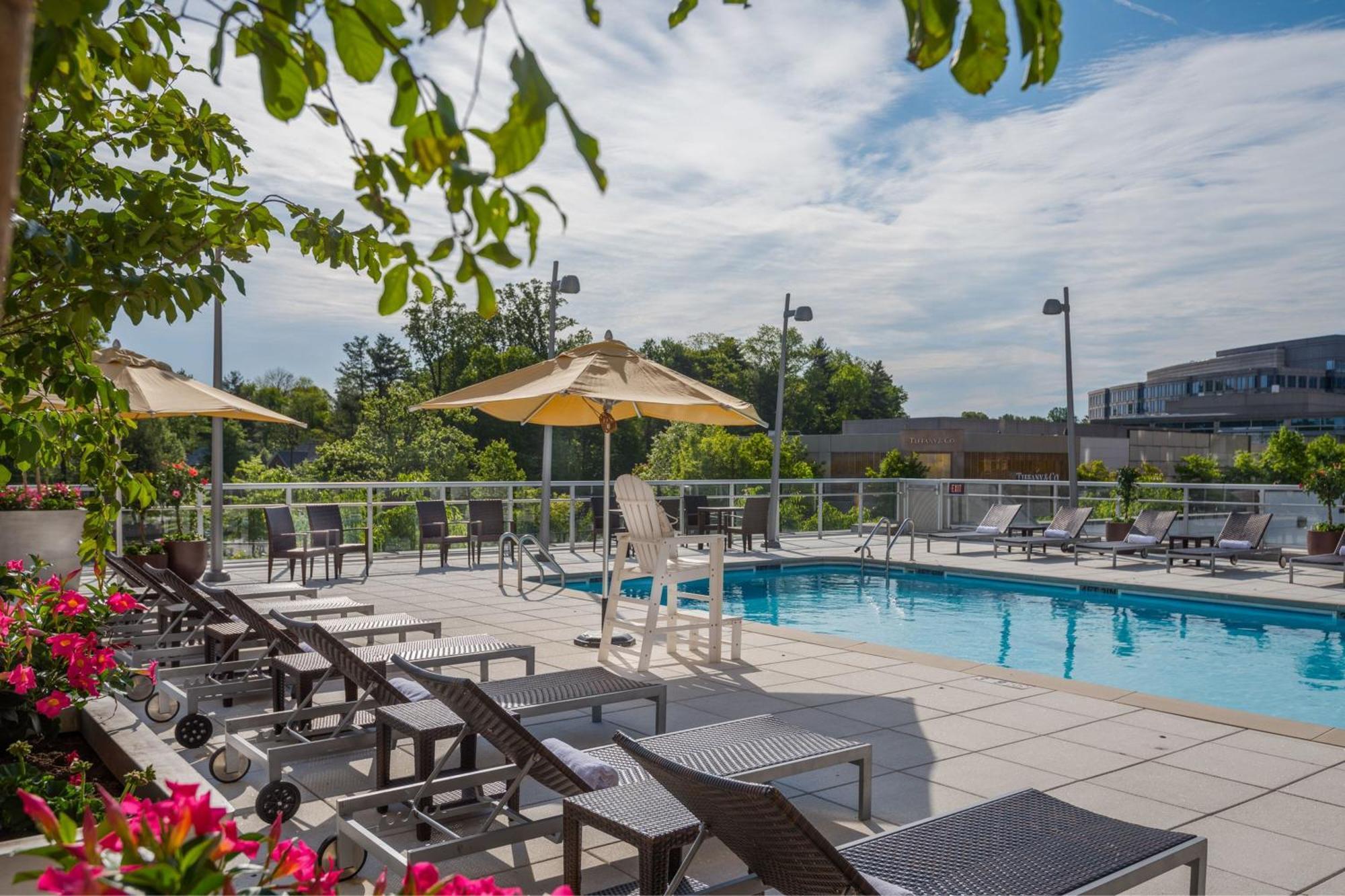 Отель Courtyard By Marriott Bethesda Chevy Chase Экстерьер фото