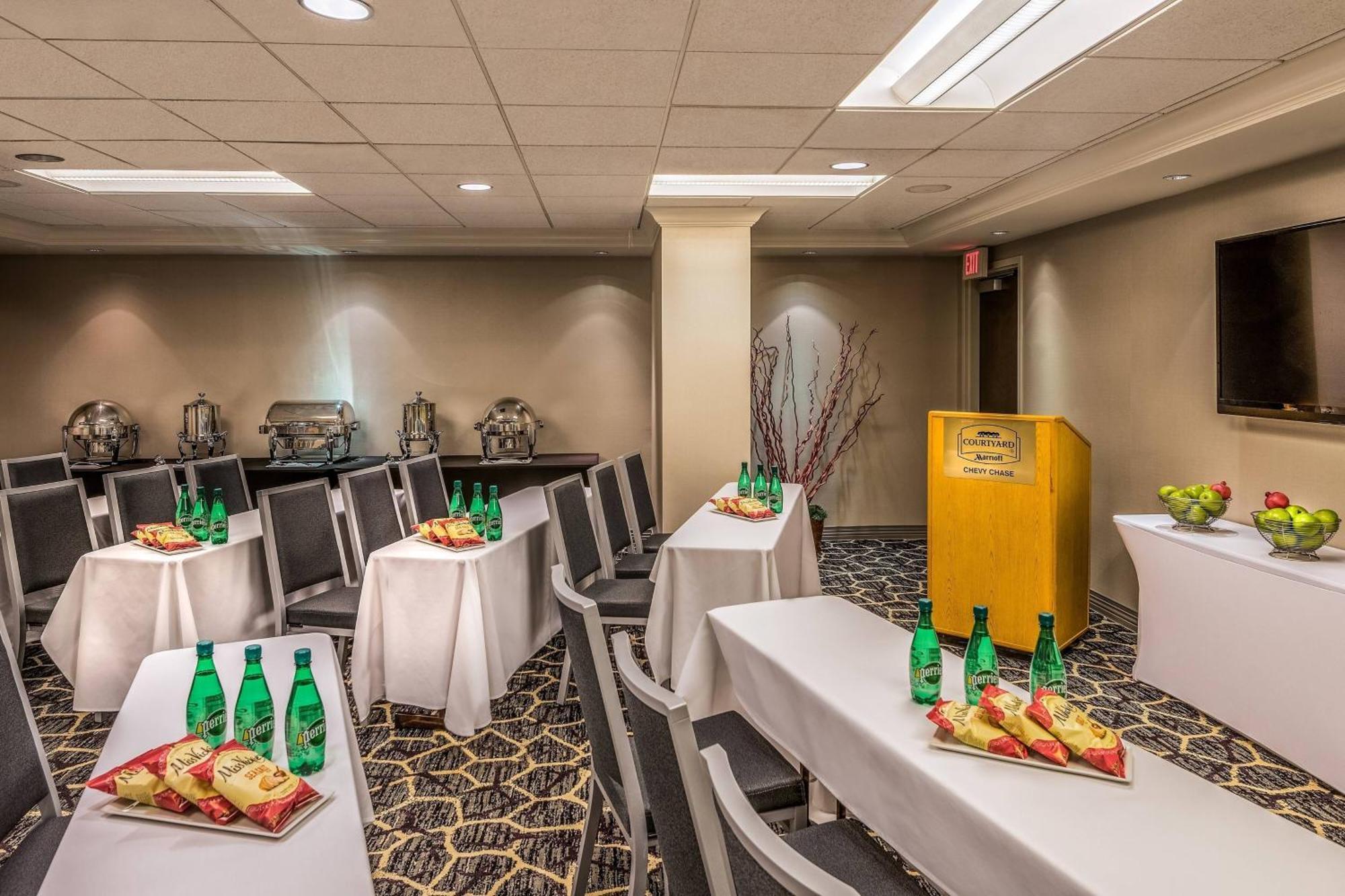 Отель Courtyard By Marriott Bethesda Chevy Chase Экстерьер фото