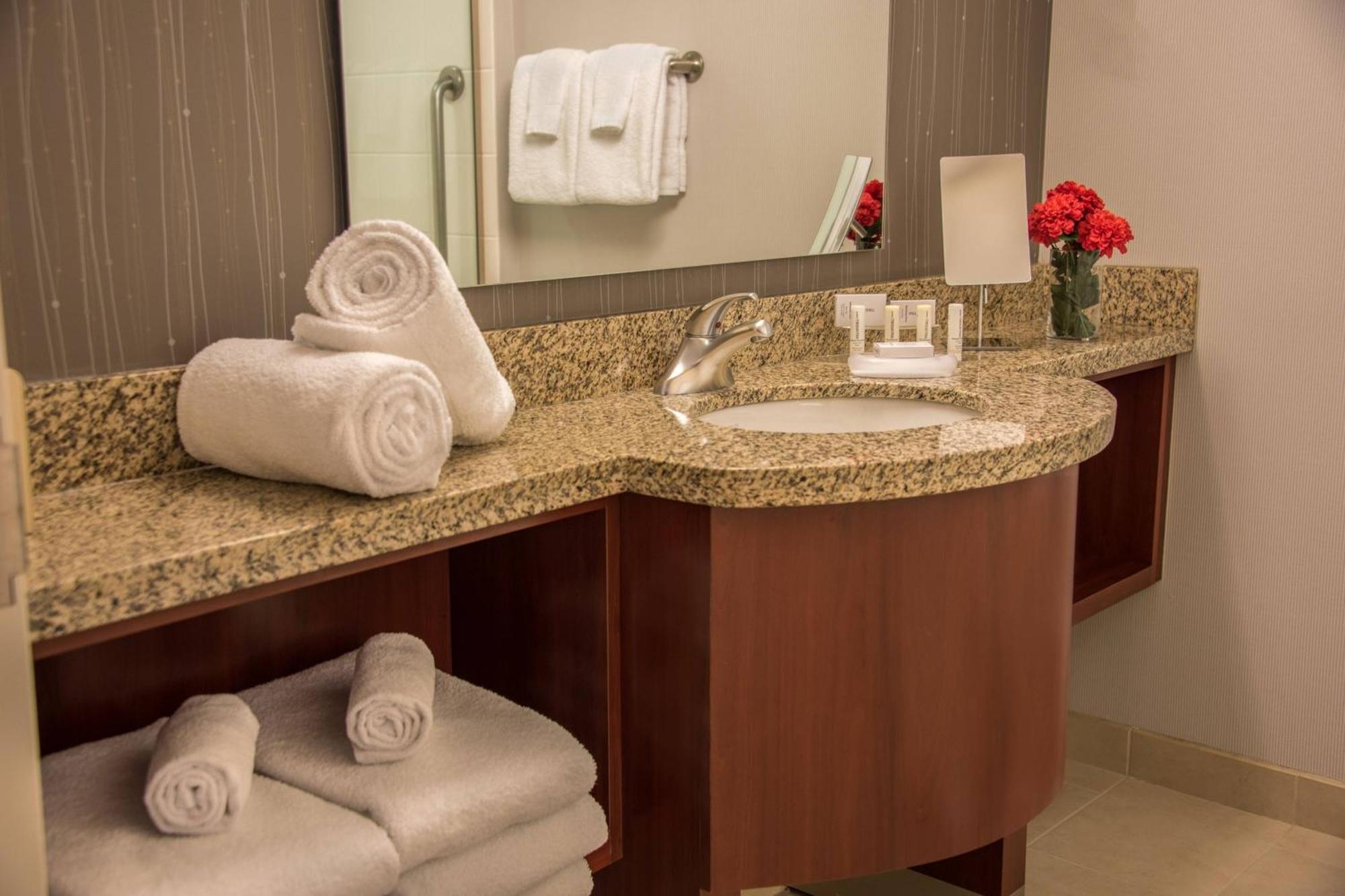Отель Courtyard By Marriott Bethesda Chevy Chase Экстерьер фото