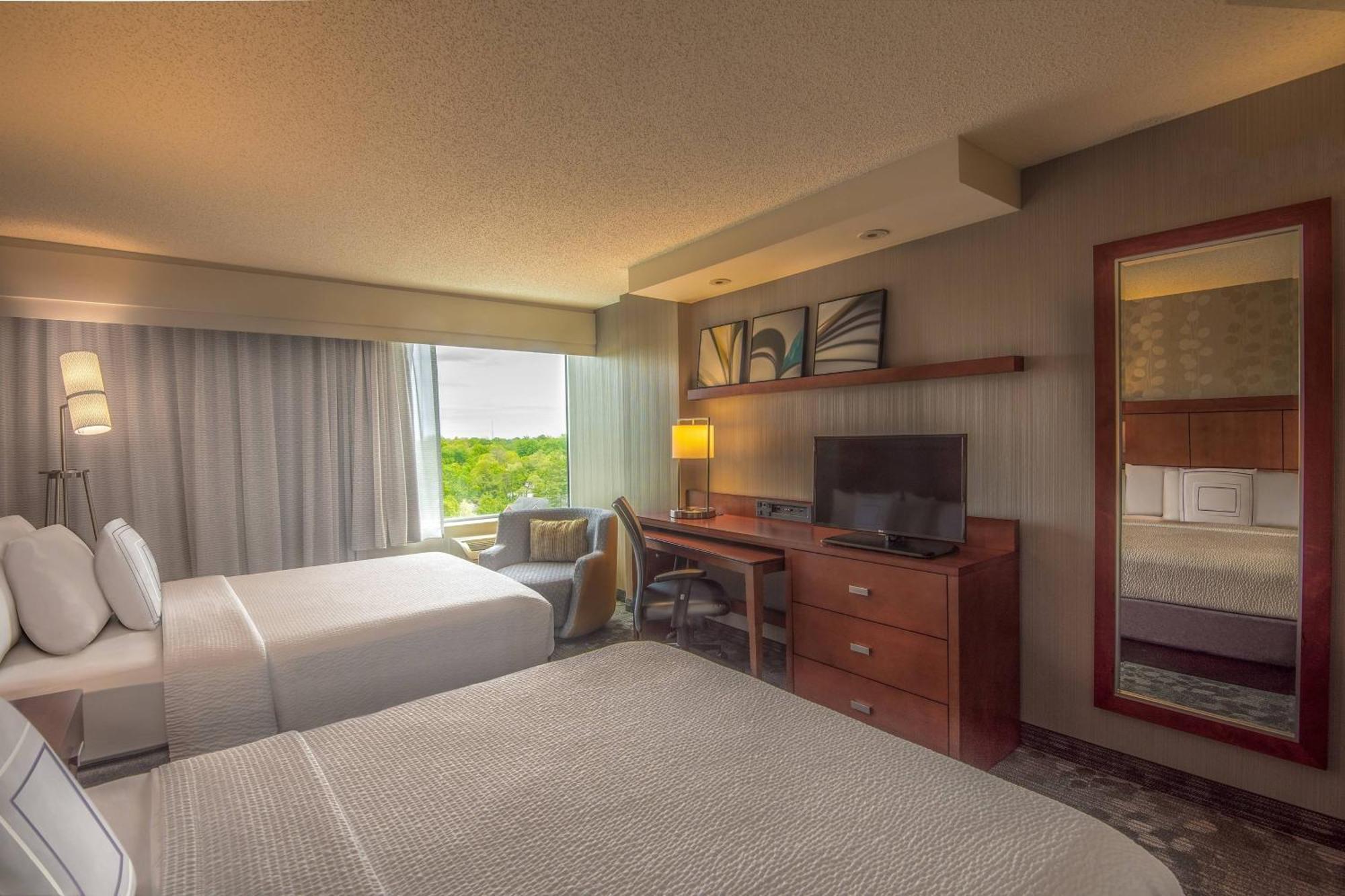 Отель Courtyard By Marriott Bethesda Chevy Chase Экстерьер фото