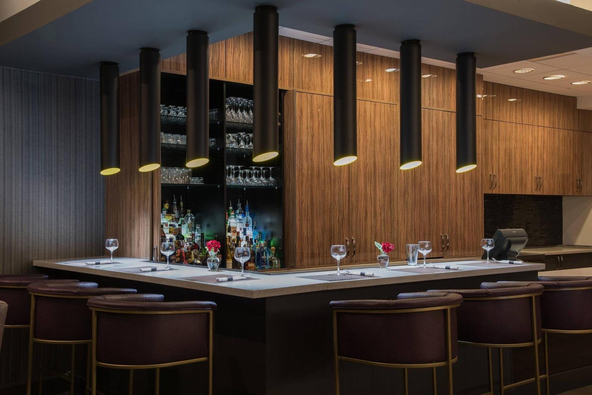 Отель Courtyard By Marriott Bethesda Chevy Chase Экстерьер фото