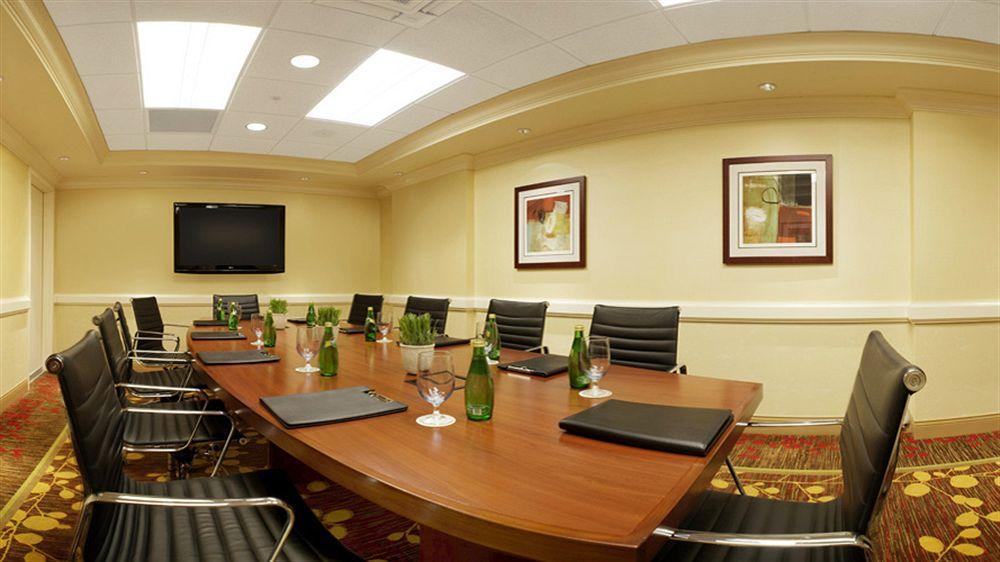 Отель Courtyard By Marriott Bethesda Chevy Chase Экстерьер фото